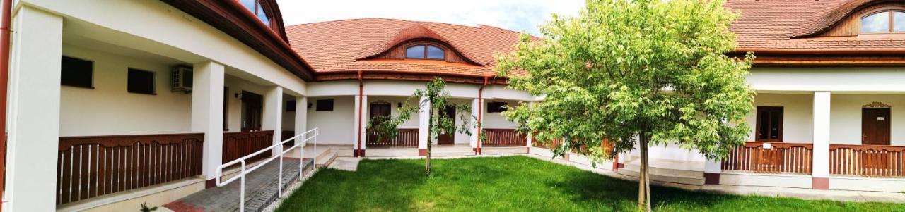 Szabolcs Vezer Panzio Bed and Breakfast Eksteriør billede